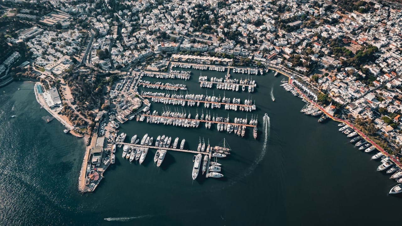 Jachtų uostas Bodrume – prabanga, jūros kultūra ir Egėjo elegancija
